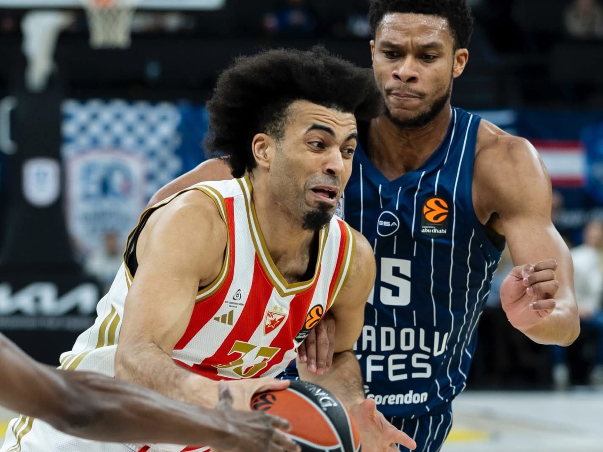 Zvezda razbila Efes usred Istanbula – dominantna partija crveno-belih